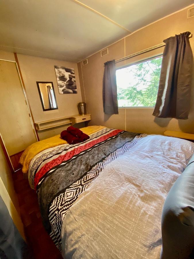 Mobilhome Sous Chalet En Bois A La Ferme Josnes 外观 照片