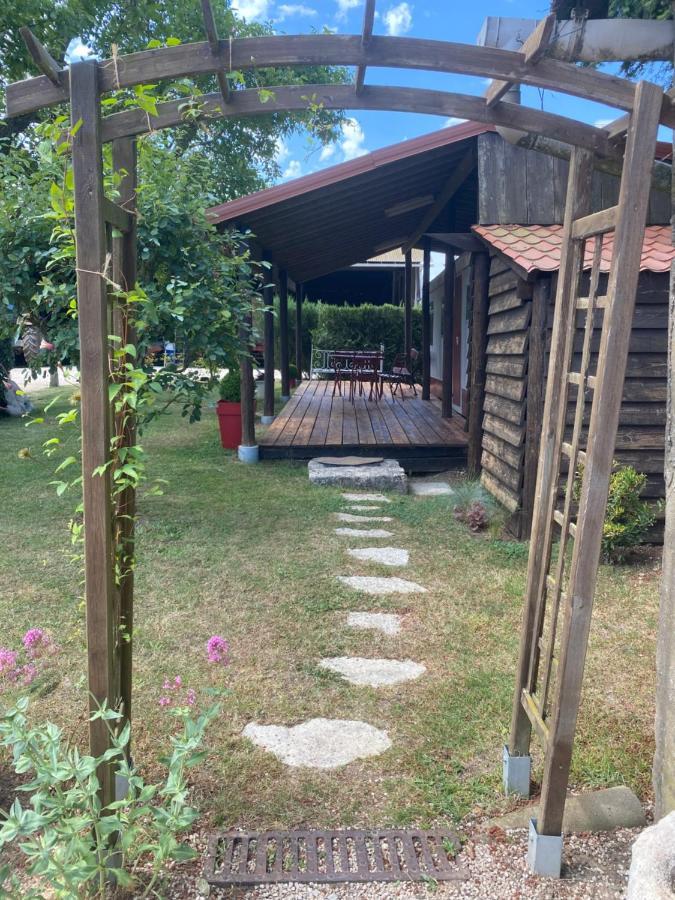 Mobilhome Sous Chalet En Bois A La Ferme Josnes 外观 照片
